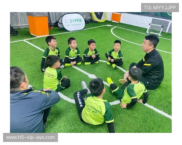 足球俱乐部在青训中建立学业导师与升学对接机制，足球俱乐部与学校合作计划